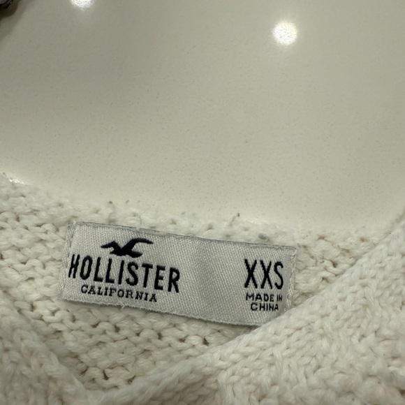 Hollister White Crochet Crop Top with Multicolor Floral Accents - Picture 5 of 7